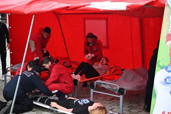 A group of people in a tent

AI-generated content may be incorrect.